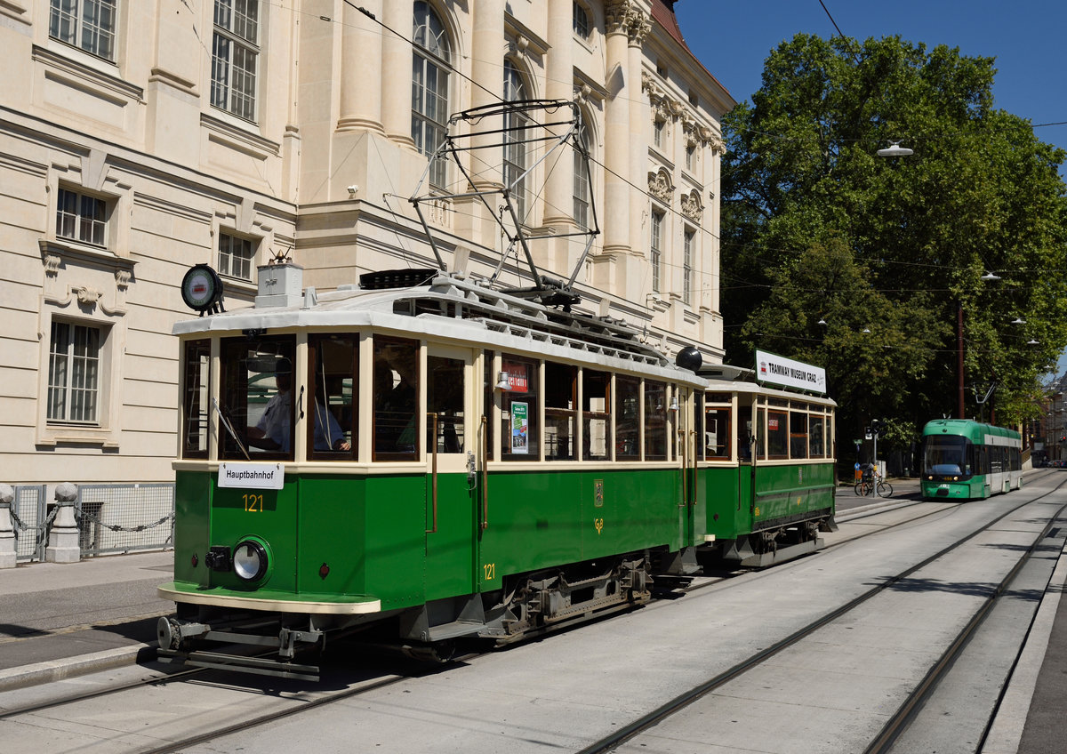 Auch heuer dreht die Sommerbim wieder ihre Runden durch Graz, heute den 10.08.2019 war Tw 121 mit Bw 60b im Einsatz, hier vor der Oper. https://www.tramway-museum-graz.at/_lccms_/_00781/Sommerbim.htm?VER=190804063615&MID=309&LANG=ger