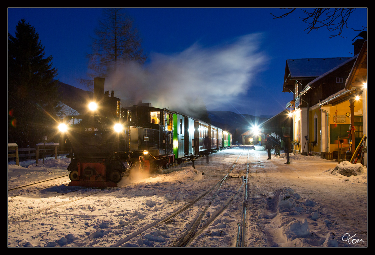 Auch heuer gab es auf der Taurachbahn wieder die beliebten Winterzüge. Hier fährt die 298.56 von Sankt Andrä im Lungau nach Mauterndorf.  
Mauterndorf  28_12_2019