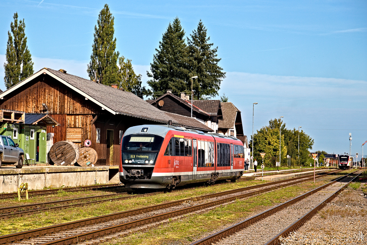 Auch heuer sind auf der Mattigtalbahn größtenteils deutsche Deutschtrieben unterwegs. Im Bild der Triebwagen 642 530, der gerade am Güterschuppen von Mattighofen vorbeifährt. Am rechten Bildrand gerade noch erkennbar ist der 642 587. (02.10.2021)