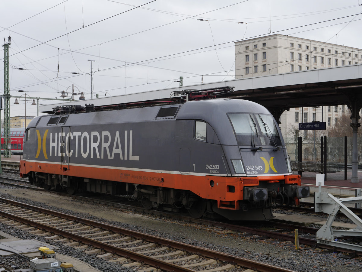 Auch heute parkt wieder eine HECTORRAIL 242 in Dresden Hbf. Diesmal ist es die .503 (91 80 6 182 503-3-D-HCTOR)  BALBOA  ; 09.03.2020
