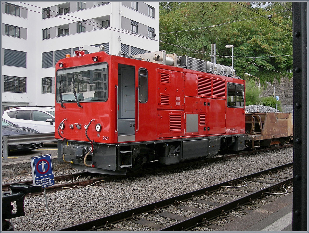 Auch die HGem 2/2 2501 wird für die Bauarabeiten eingesetzt und wartet mit den Schotterwagen Fdk 906 und dem nicht zu sehenden Fdk 903 auf den Einsatz.
Vevey, den 17. August 2018
