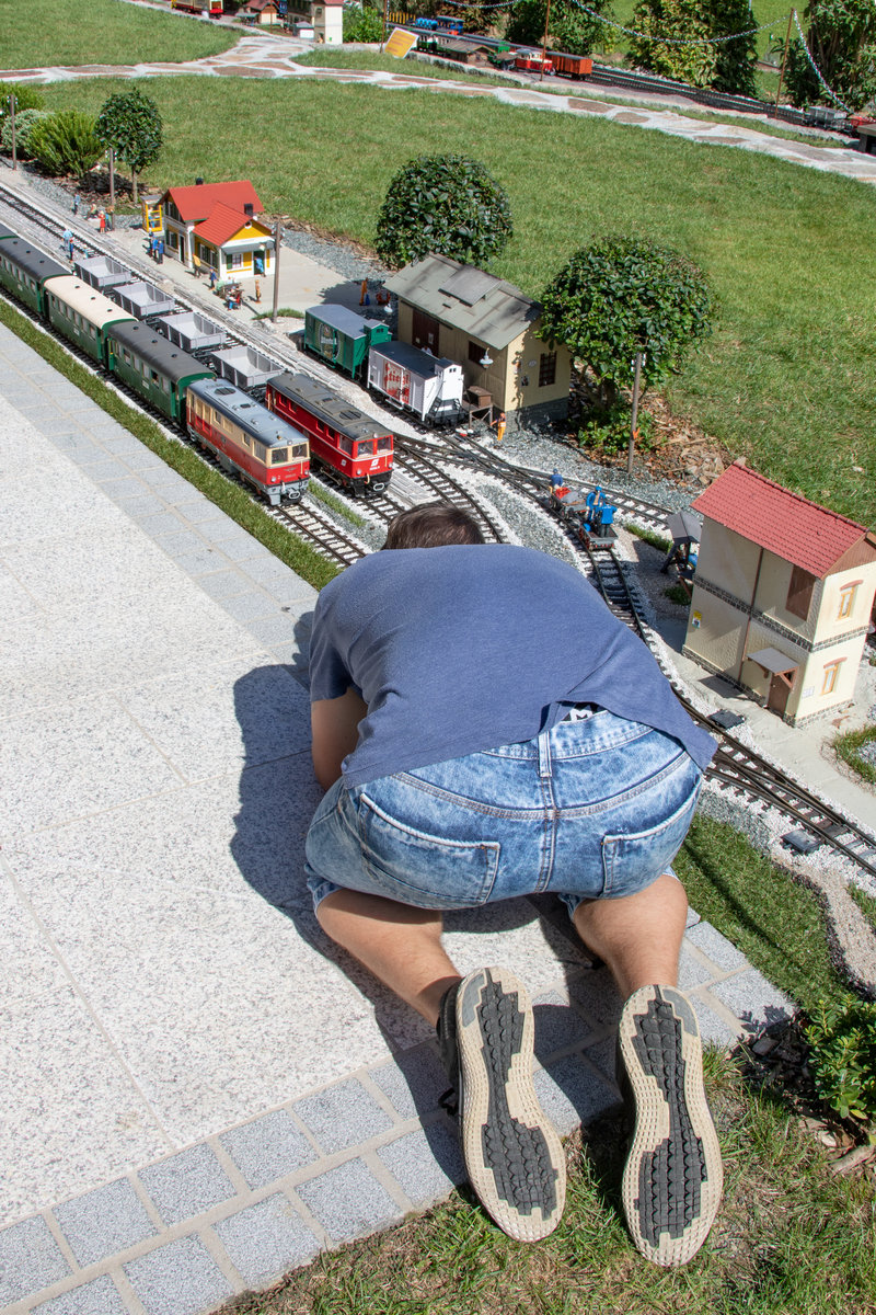 Auch hier ein  Arsch  :-) LG an dieser Stelle an die  Unbekannte Person   der sich ein Bild der Gartenbahn macht. 
17.08.2019