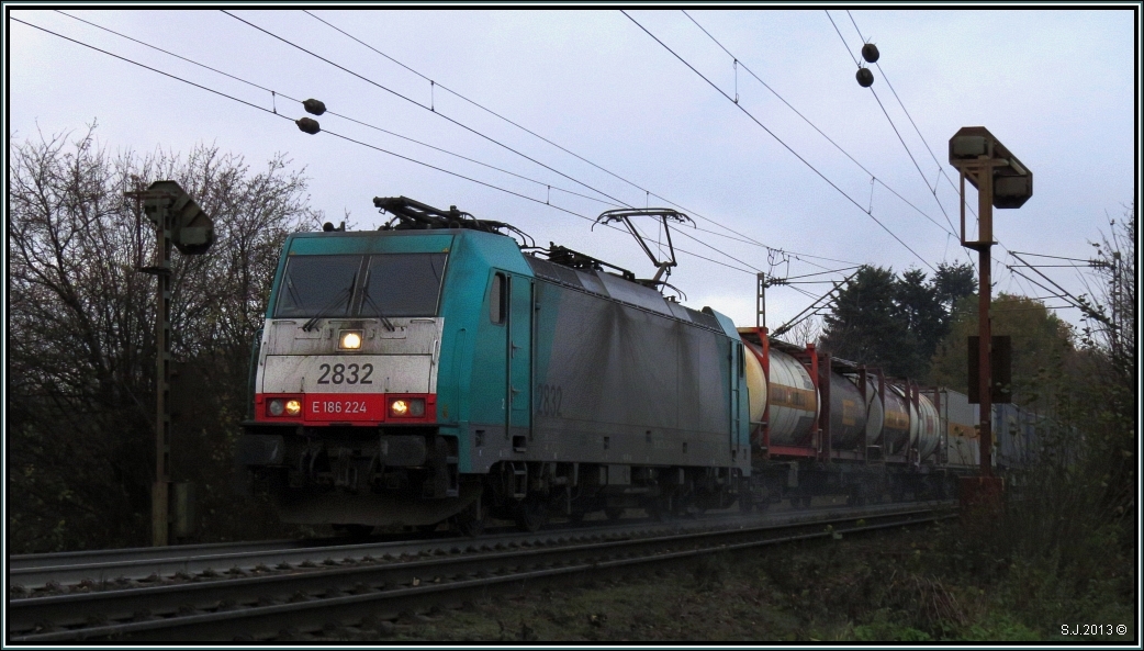 Auch hier sandet sich die belgische Cobra (2832) mit ihrer Gterfracht den Weg hinauf zum Gemmenicher Tunnel.Immer wieder interessant und ein Motiv wert. Aktuell vom 01.Dezember 2013 am Gemmenicher Weg bei Aachen.