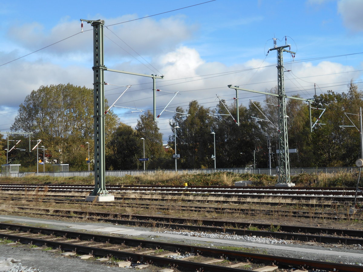 Auch hier sind die neuen Masten über die Gütergleise in Bergen/Rügen zuerkennen.Aufnahme vom 07.Oktober 2018.