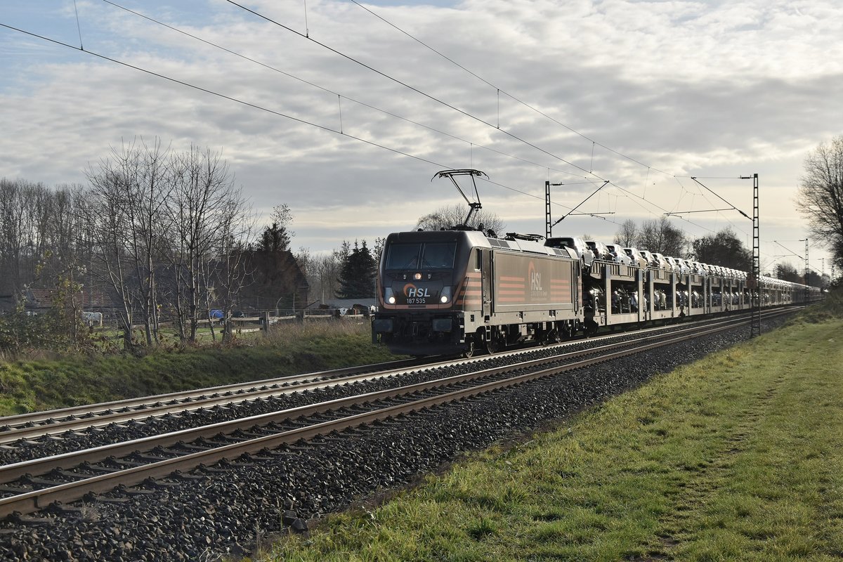 Auch die HSL 187 535 ist am heutigen Samstag mit einem BLG Autotransportwagen am Haken und einer Menge neuer Toyota-Fahrzeuge bei Kaarst Broicherseite gen Osterath unterwegs. 1.12.2018