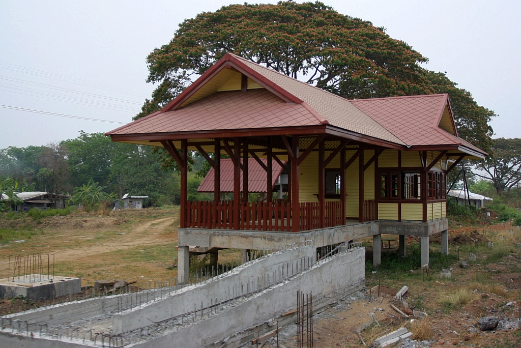 Auch die Hua Wai Station ist vom derzeitigem Modernisierungs-, Umbau- und Neubauprogramm der SRT betroffen. Am 29.März 2023 nimmt das neue Aufnahmegebäude schon Gestalt an und ist im selben Baustil gehalten wie das vorherige. - Vielleicht ist dieses Bild eine Anregung an unsere Pseudodesigner, Betonpantscher und sonstige Architekturverschandler, dass man mit Stahl und Beton auch optisch ansprechende Gebäude errichten kann.