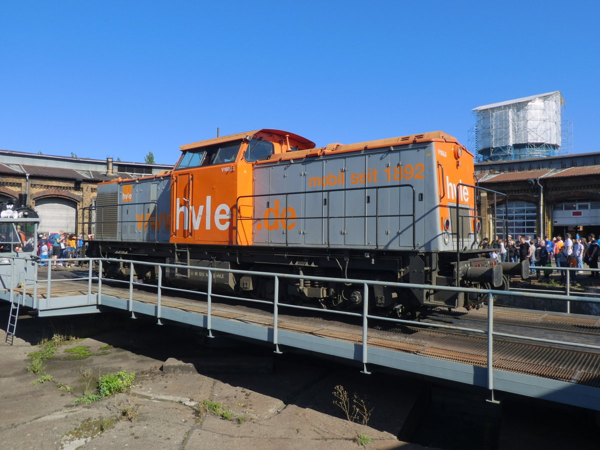 Auch die HVLE (Havelländische Eisenbahn) durfte beim Berliner Eisenbahnfest nicht fehlen. Hier ist gerade Lok V160.6 - eine modernisierte ehem. V100 der DR- auf der Drehscheibe. Sie trägt die EDV-Nr. 92 80 1203 144-1.Foto am 22.9.2019, Berlin, Bw. Schöneweide