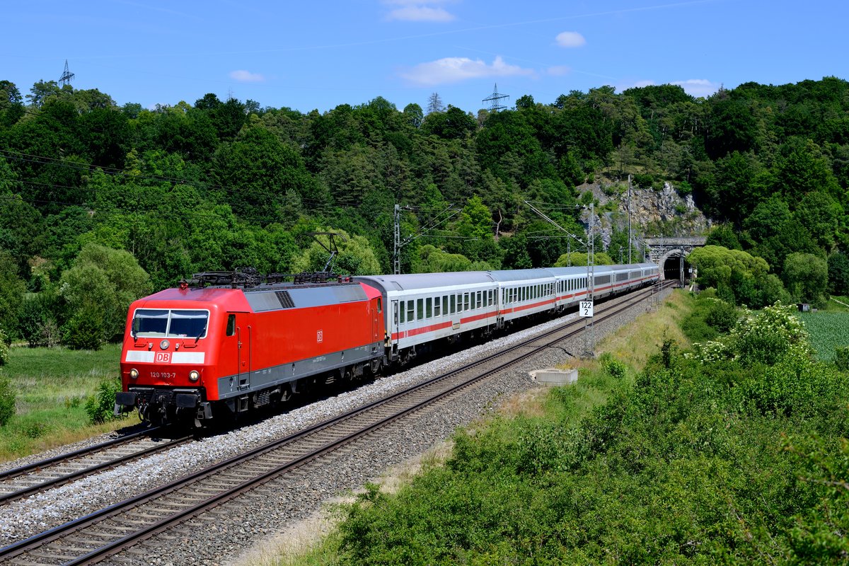 Auch der IC 1284 von München HBF nach Flensburg wurde am 18. Juni 2017 über das Altmühltal umgeleitet. Am Esslinger Tunnel konnte ich 120 103 mit diesem Zug ablichten. Besonders interessant sind die beiden ersten Wagen hinter der Lok. Es handelt sich dabei um einen Bimz259 und einen Bimz264 - Wagen dieser Gattung sollten eigentlich mit Jahresende 2016 ihren Dienst quittiert haben.