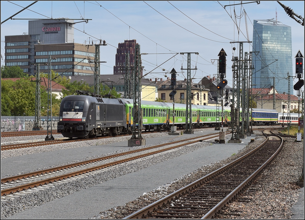  Auch ich durfte mal Flixtrain : 182 513-2 in Frankfurt Süd mit dem Flixtrain vor der Kulisse der EZB. Juli 2018.