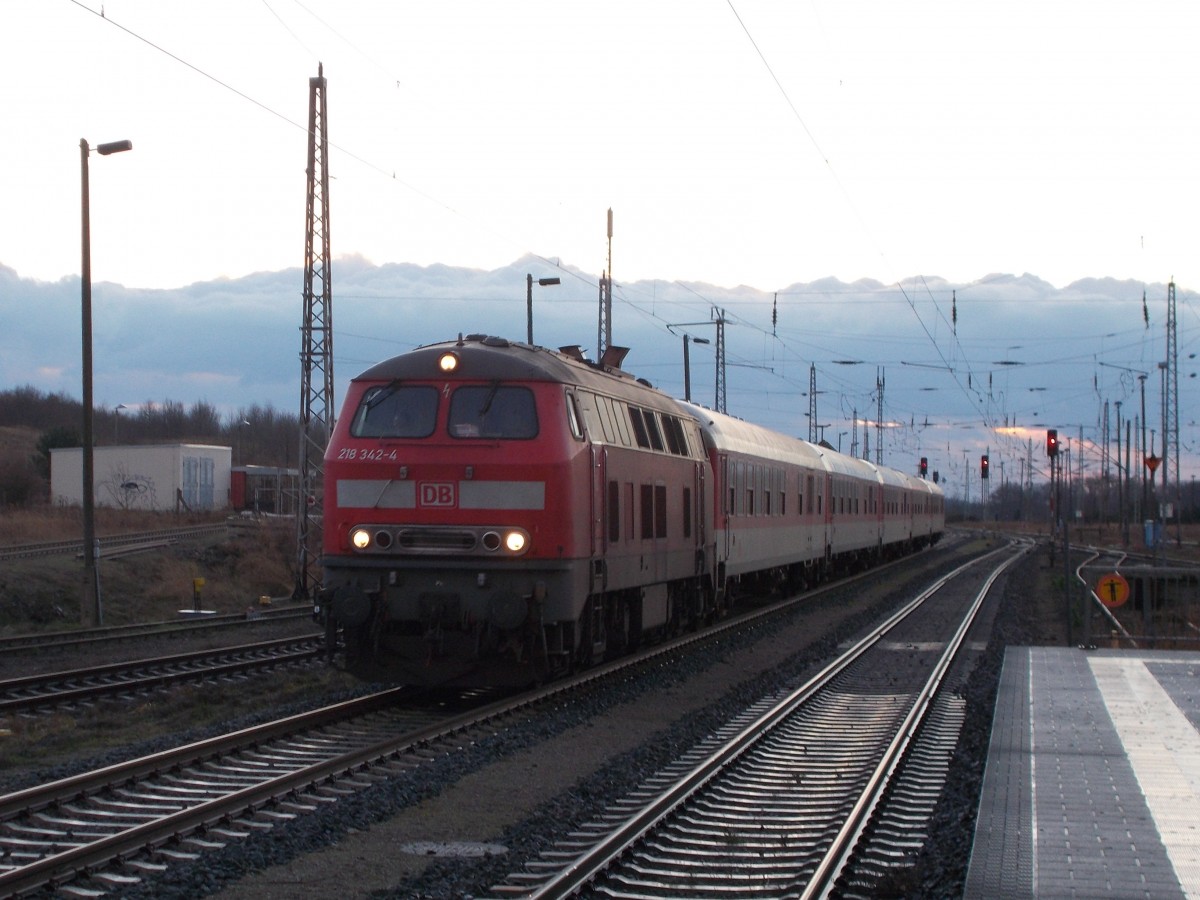 Auch ich wurde vom Buschfunk informiert das am 21.Dezember 2015 wieder eine Überführungsfahrt nach Mukran statt findet.Doch als ich mich auf Warteposition begab,versteckte sich leider die Sonne gerade,am 21.Dezember 2015,als 218 342 mit ihrer Überführungsfahrt von Niebüll nach Mukran in Bergen/Rügen eintraff.