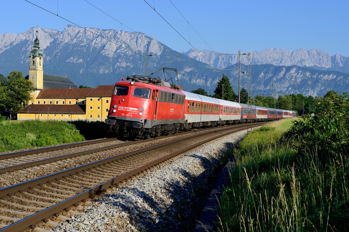 Auch im  Informationszeitalter  wird man trotz guter Vernetzung noch manchmal von Zugleistungen überrascht. So auch am 24. Juni 2016, als statt eines erhofften Güterzuges die BTE 110 491 mit einem Sonderzug das Kloster Reisach im schönsten Abendlicht passierte. Nachträglich konnte dann noch in Erfahrung gebracht werden, dass die Fahrt von Innsbruck nach Ulm ging. Da der Tag sehr heiß war, wurde mit natürlicher Klimaanlage - sprich offener Führerstandstür - gefahren.
 