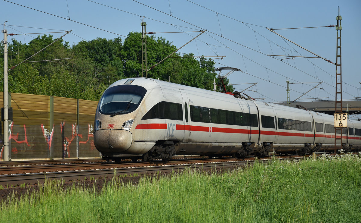 Auch Insekten und Kleingetier halten diesen ICE-T 411 507-7 mit dem Namen  Pirna  in Richtung Lüneburg nicht auf. Höhe Bardowick, 15.05.2018.
