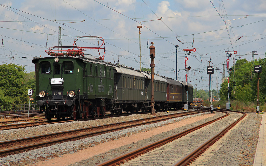 Auch im Jahr 2014 gab es wieder eine Werkstattfahrt mit der E77 10 und einem historischen Wagenpark. Anlaß der Fahrt am 18.06. waren die Inbetriebnahme des Citytunnels in Leipzig, die Bautätigkeit im Knoten Chemnitz und die Inbetriebnahme des neuen ESTW in Ostrau. Hier erreicht der (Leer-)Zug den Bahnhof Altenburg, leider an der dort noch vorhandenen Signalgruppe vorbei direkt auf Gleis 3, schade.