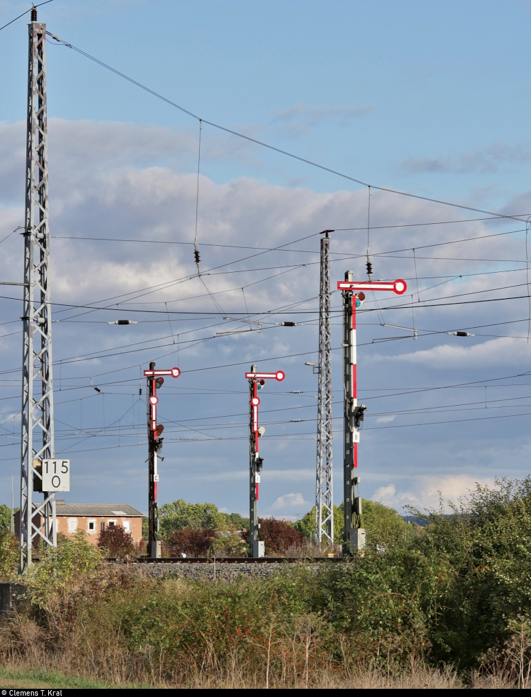 Auch im Jahr 2020 stehen sie noch: die Formsignale im Bereich des Bahnhofs Bleicherode Ost, direkt am km 115,0. Es handelt sich um die Ausfahrsignale B, C, E Richtung Wolkramshausen.

🚩 Bahnstrecke Halle–Hann. Münden (KBS 600)
🕓 11.10.2020 | 16:23 Uhr