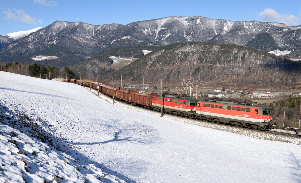 Auch im Jahr 2021 sind die 1142er noch unterwegs, am kalten 12. Feber sogar als Tandem am Semmering, 1142 651 + 1142 668 mit GAG, 54623 Apfelwiese bei Eichberg.