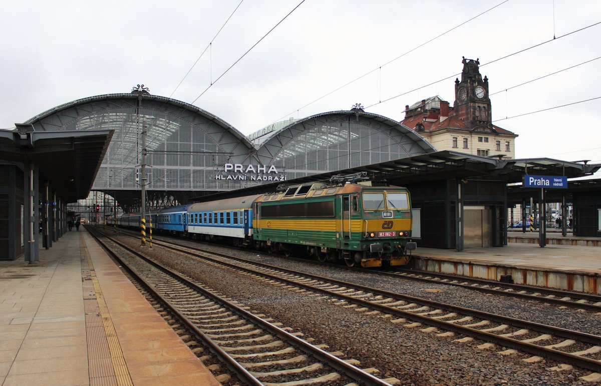Auch im Jahre 2018 kann man in Prag noch Loks im alten Farbkleid sehen.
Hier 163 062-3 mit dem R 923 Metuje am 14.09.18 Praha hl.n.