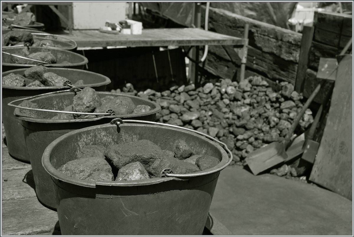 Auch kleine Dampfloks haben grossen Hunger und werden deshalb Eimerchenweise mit Kohle gefüttert...
Blonay Chamby Bahn, Chaulin, den 8. Mai 2016 