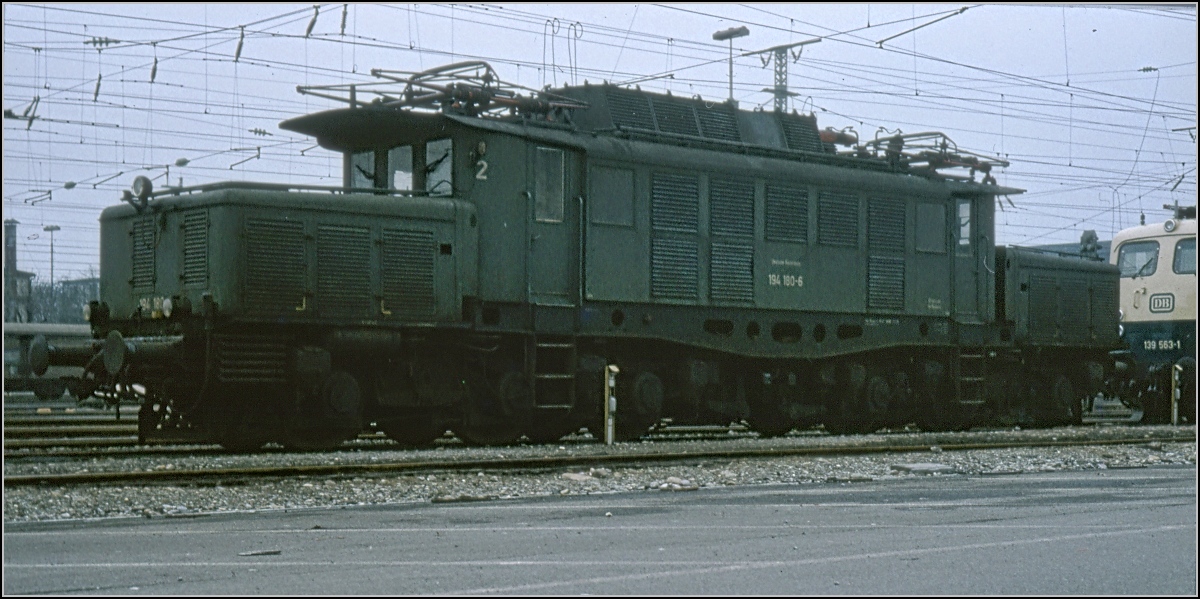 Auch eine kleine Einstimmung zum BB-Treffen in Singen als elektrische Ergänzung/Nachfolge zu Peters sensationellen Bildern 10 Jahre später. 194 180-6 bei der Sonntagsruhe in Singen. Februar 1979.