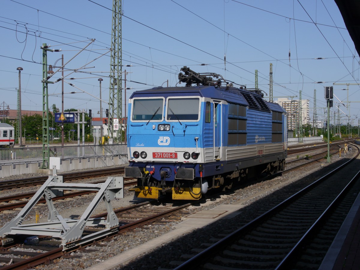 Auch Knödelpresse 371 001  Lucka  hat jetzt die neue blaue Farbgebung; Dresden Hbf. 07.06.2014

