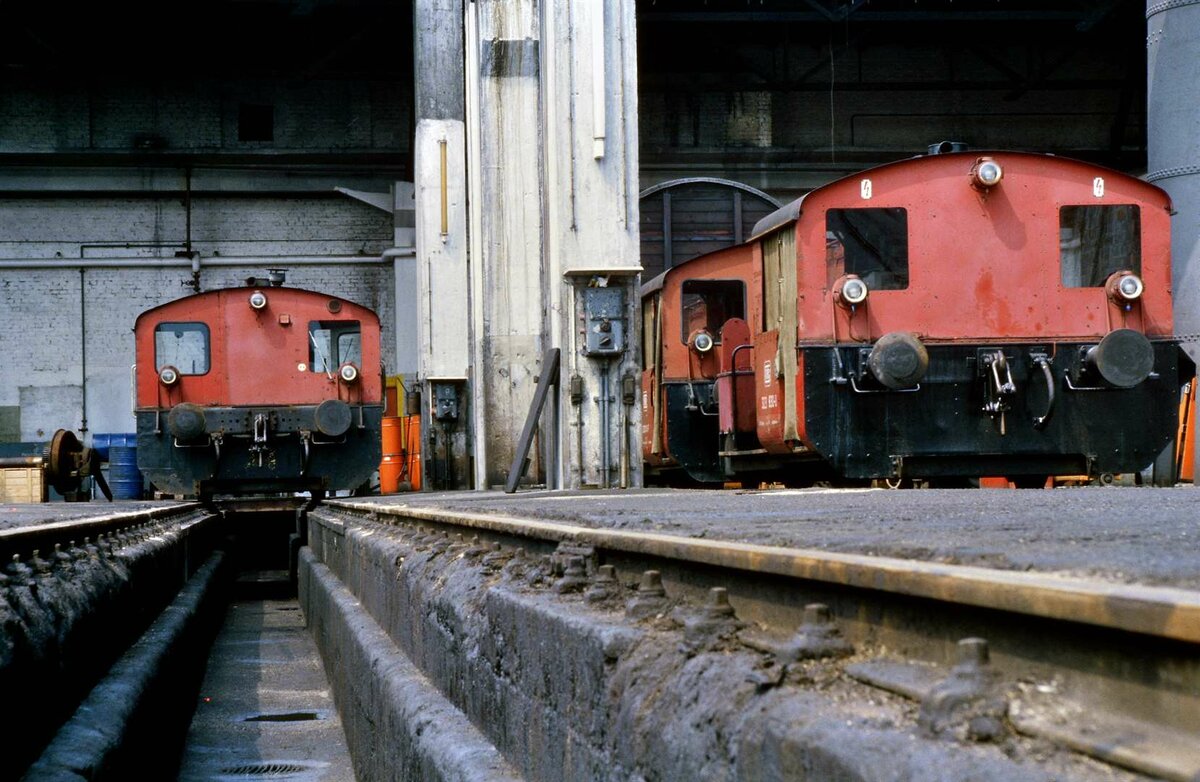 Auch die Köf-Kleinlokomotiven der DB-Baureihe 323 waren im Bw  Heidelberg sozusagen im Freien untergebracht, da dort das Dach fehlte.
Datum: 03.11.1984