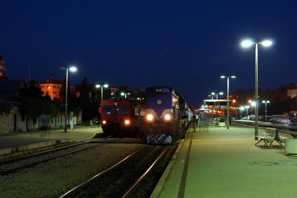 Auch kurz vor Abfahrt des B 824 (Split - Zagreb) herrscht im Ausgangsbahnhof noch reger Betrieb am Bahnsteig durch Fahrgste und das zahlreich vorhandene H-Personal. Neben 2044 030 wartet auch wieder 7122 010 auf Abfahrt als P 8414  nach Katel Stari. 25.07.2013