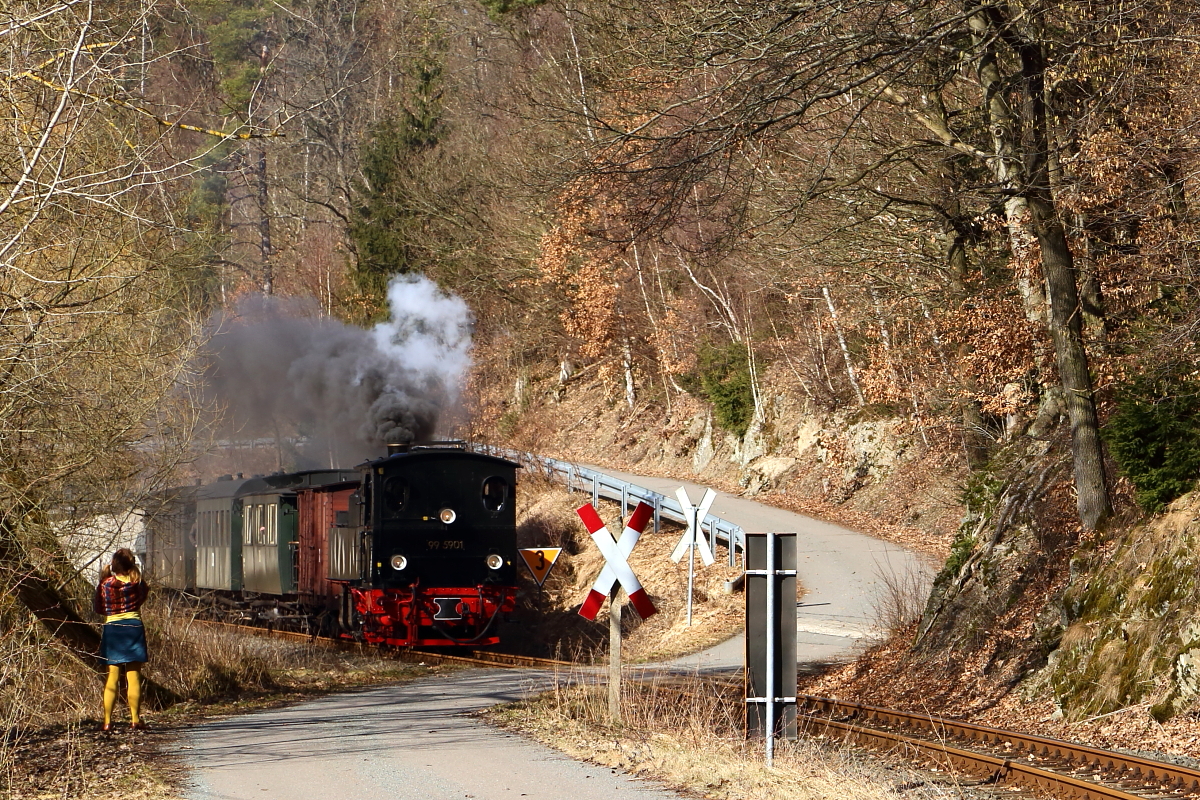 Auch kurz vor dem Bahnhof Straßberg gab es am Nachmittag des 26.02.2017 noch eine Scheinanfahrt für 99 5901 mit ihrem IG HSB-Sonder-PmG. (Bild 1)