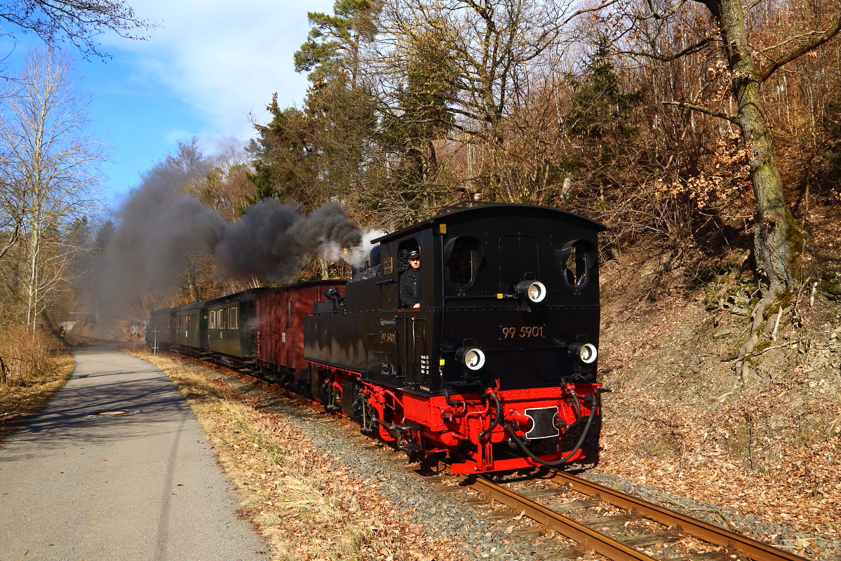 Auch kurz vor dem Bahnhof Straßberg gab es am Nachmittag des 26.02.2017 noch eine Scheinanfahrt für 99 5901 mit ihrem IG HSB-Sonder-PmG. (Bild 2)