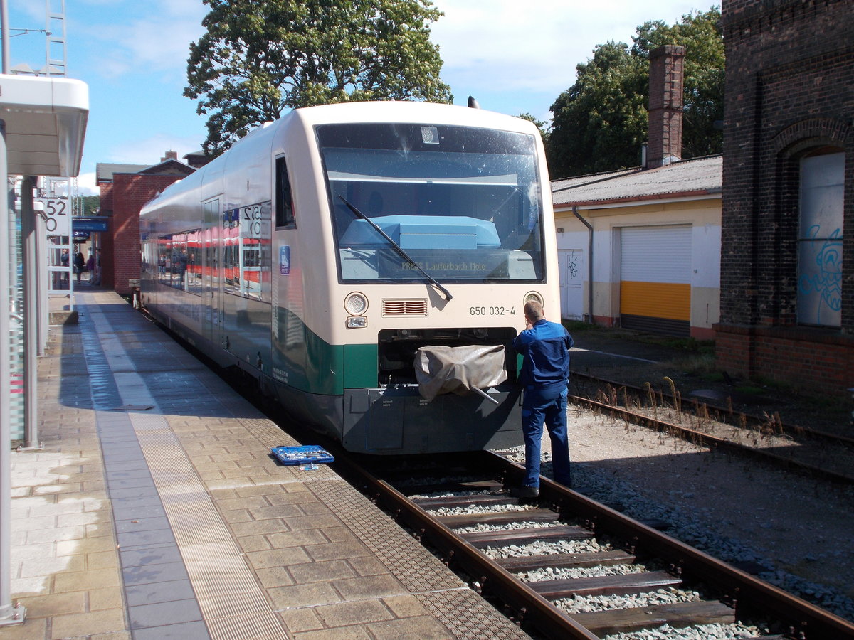 Auch die Lampen am PRESS VT650 032 müssen irgendwann mal Ausgetauscht werden.Am 11.August 2016 fotografierte ich den Lampenwechsel in Bergen/Rügen.