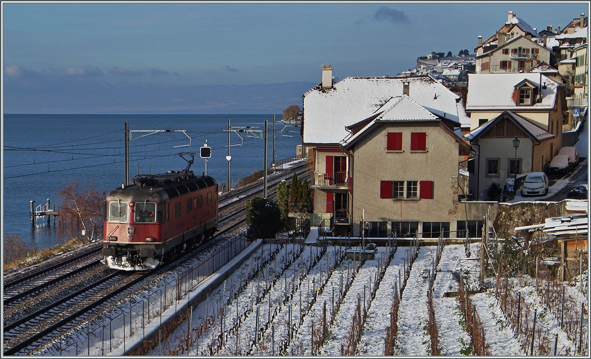 Auch im Lavaux kann es schneien, dann aber ist mit dem Fotografieren Eile geboten, denn lange liegt der Schnee hier nicht. 
Re 6/6 bei St-Saphorin am 30. Dez. 2014