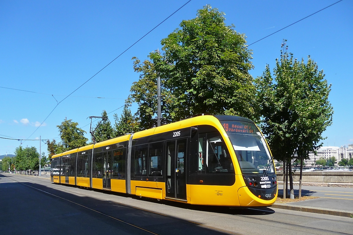 Auch das ist die Linie 19: Moderner Straßenbahn-Triebzug 2205 in Buda am Donau-Ufer, 7.8.16