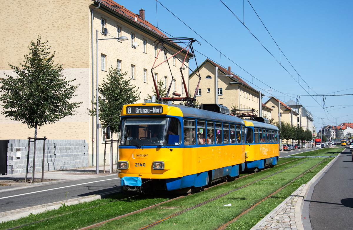 Auch mal eine Doppeltraktion Tatra aus Leipzig, T4D-M 2140 + 2165 als Linie 8 in der Lützner Straße, 29.08.2017.  