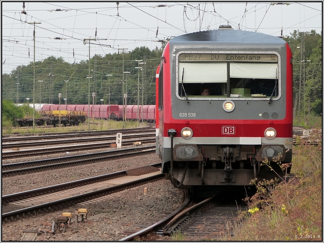 Auch mal ein Motiv wert. Die RB 37 bei der Ankunft am Haltepunkt Duisburg Entenfang
im September 2012.