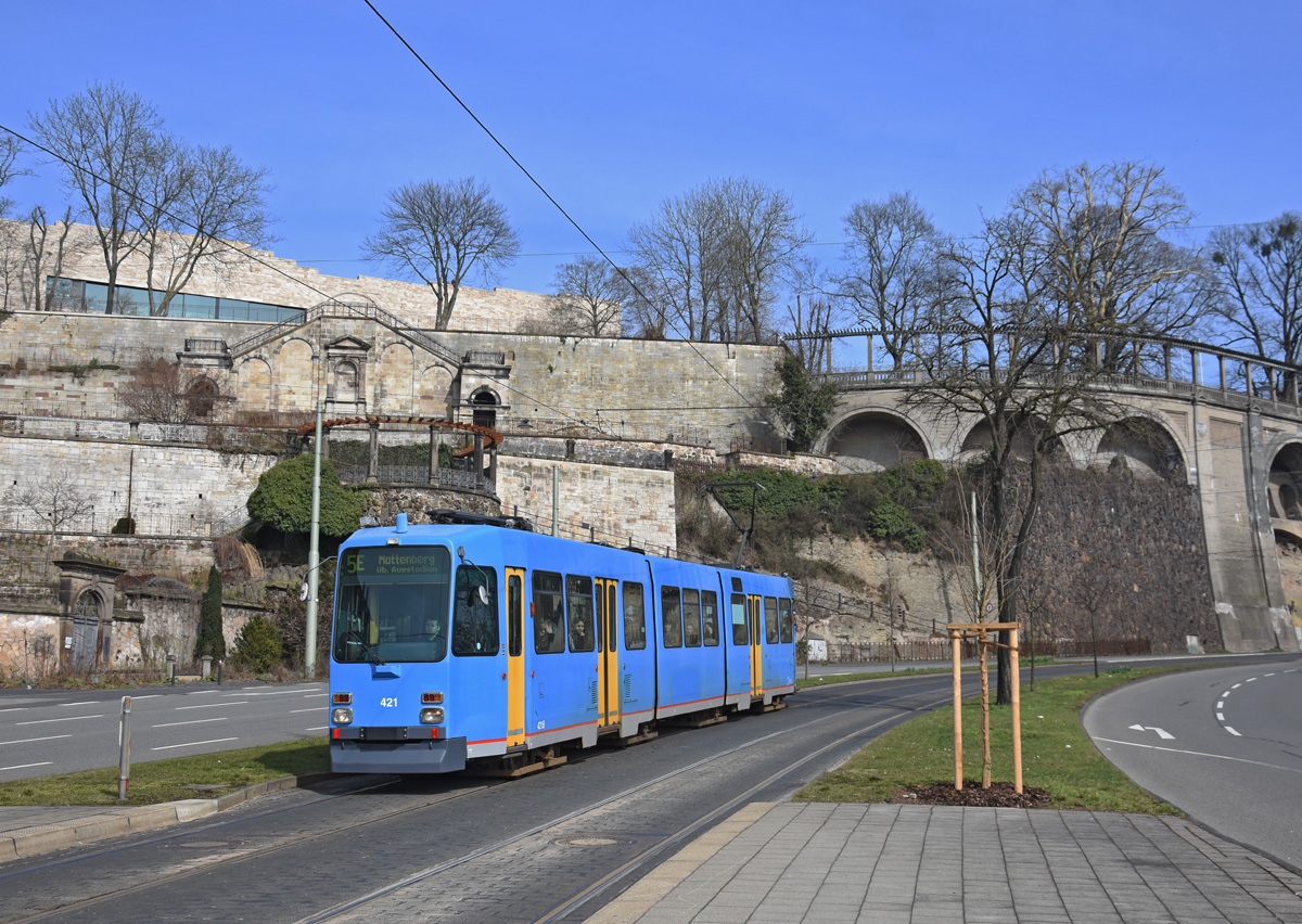 Auch mal was von mir aus Kassel, wo aktuell noch Düwag N8C am Nachmittag eingesetzt werden.

KVB Düwag N8C Wagen 421 als Linie 5E am Weinberg, 15.03.2018 