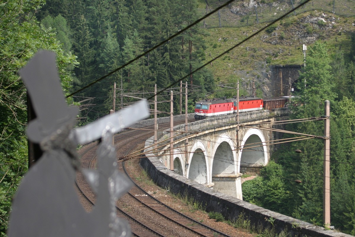 Auch der Metallfotograf vom Ghega-Museum hat 1144.245+056 mit G-55501 am Kalte-Rinne Viadukt im Visier. 15.8.15