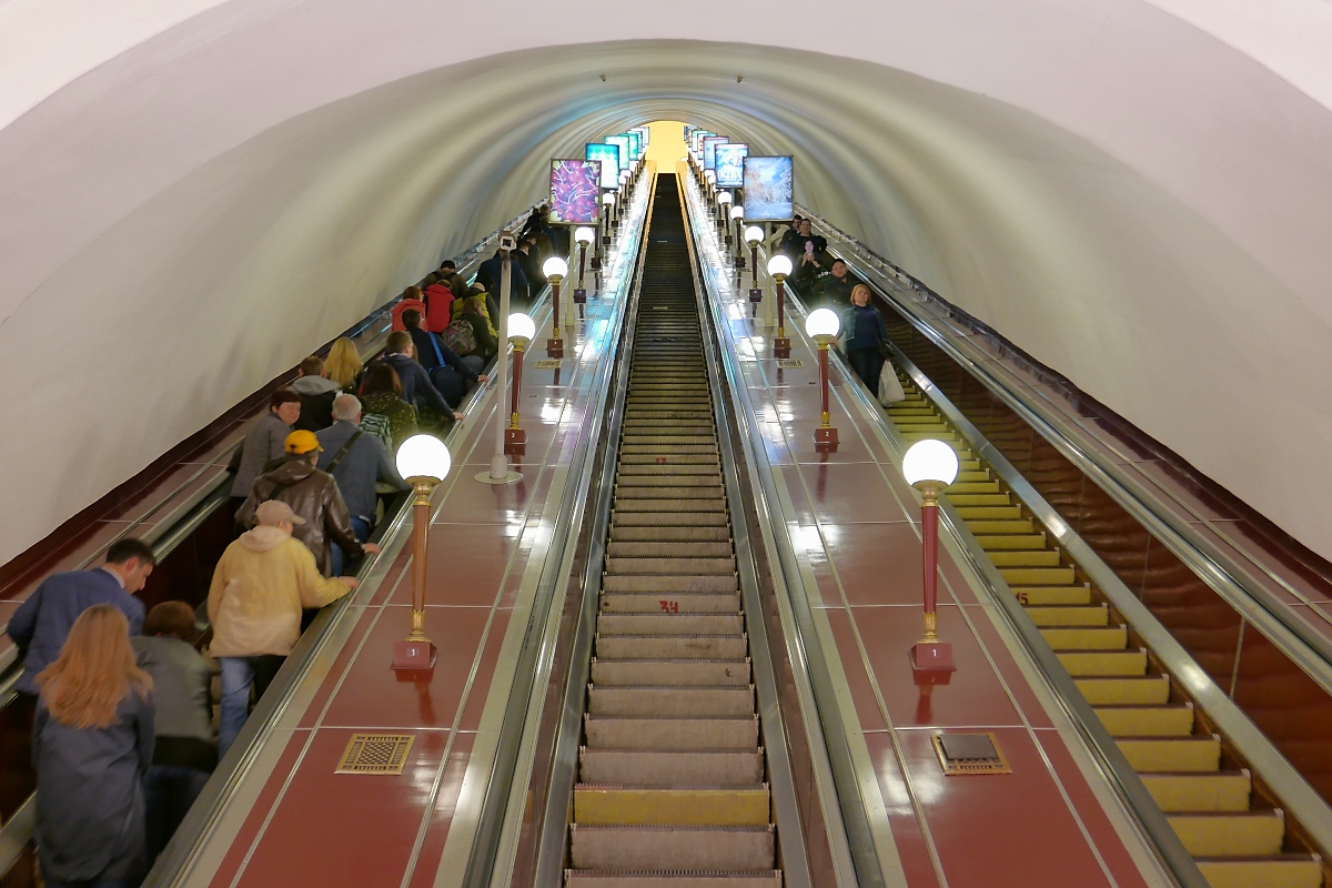 Auch in der Metro-Station Baltijskaja geht es mit einer ewig langen Rolltreppe tief in den Untergrund, 16.09.2017 