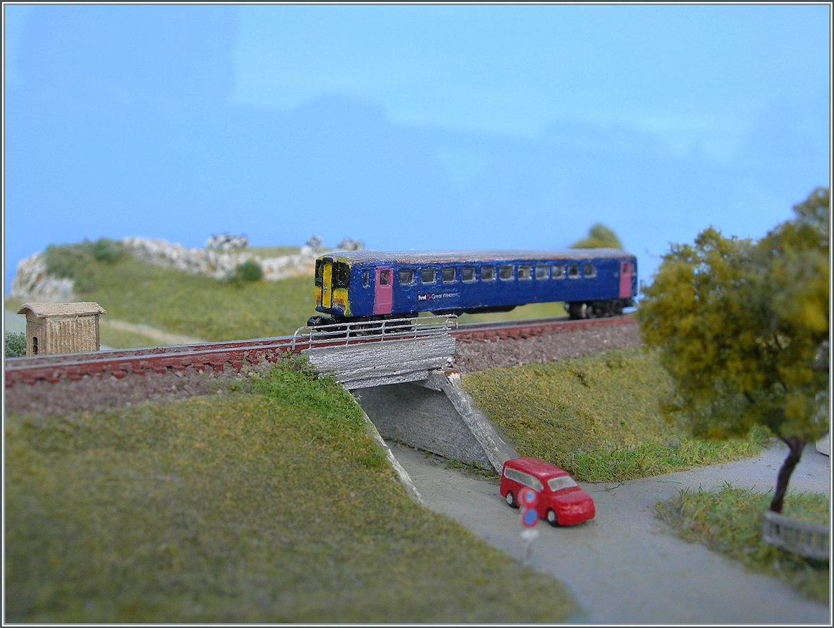 Auch in Microbritannien kommen im Regionalverkehr Class 153 Triebzüge zum Einsatz, auch wenn die Farbliche Ausführung noch nicht ganz meinem Wünschen entspricht. 
Neu ist das Brückengeländer an der Brücke über die Strasse.- 

15. Februar 2021