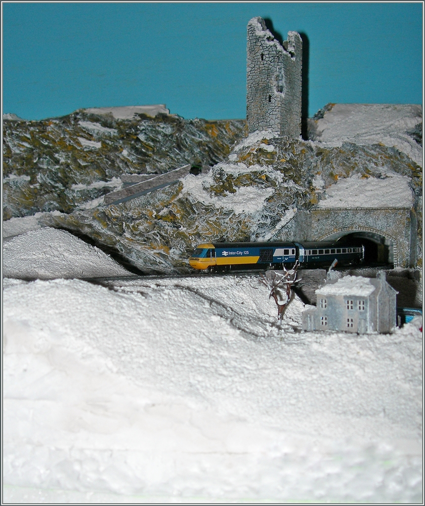 Auch in Microbritannien liegt Schnee: Bei Gwynbachcwm befindet sich die Ruine des ehemaligen Schlosses von Gwynbachcaer. Im Tal strebt ein T Gauge BR HST 125 Richtung Süden.
31. Jan. 2015