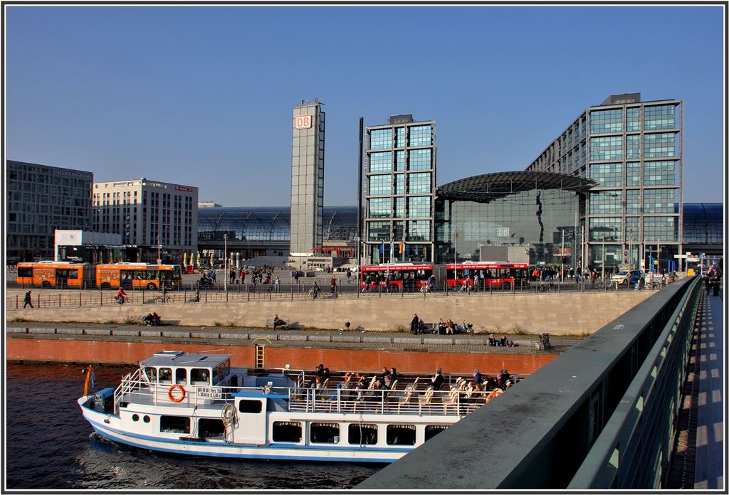 Auch mit dem Schiff oder Bus erreicht man den Berliner Hbf. (27.10.2015)