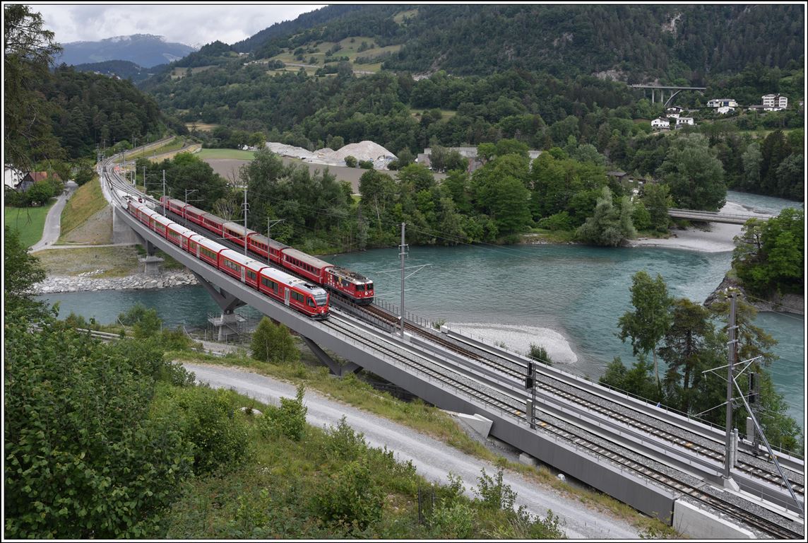Auch mit etwas Glück (leichte Verspätung des Oberländers) gibt es eine Parallelfahrt auf den Hinterrheinbrücken. Seit beide Brücken in Betrieb sind gibt es keinen Signalhalt mehr vor der Brücke. IR1132 aus St.Moritz mit Steuerwagen At57084 und Ge 4/4 III 642  Breil/Brigels  und RE1732 aus Disentis mit Ge 4/4 II 629  Tiefencastel . (04.06.2020)