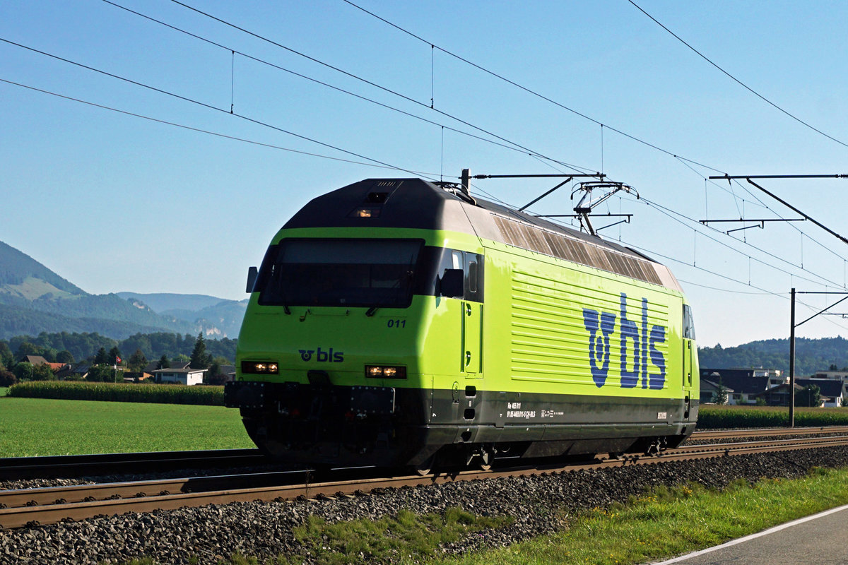 Auch mit der neuen lindengrünen BLS-Lackierung macht die Re 465 011 eine gute Figur.
Am 21. August 2020 fuhr sie mir bei Wangen an der Aare als Lokzug vor die Linse als willkommene Überraschung.
Foto: Walter Ruetsch