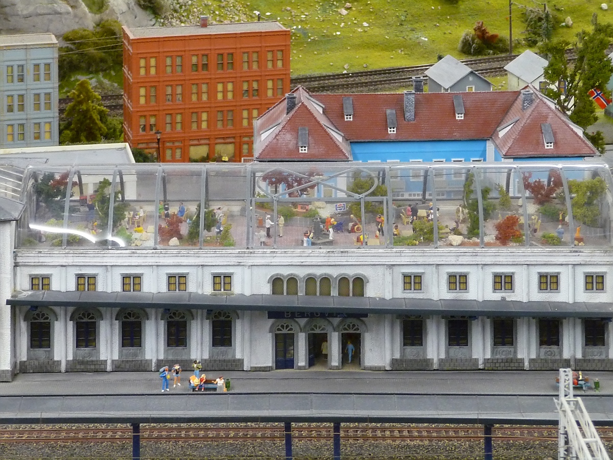 Auch im MiWuLa läuft mal was schief, und wenn es nur das Stationsvordach ist. 
Hamburg, 8.9.15