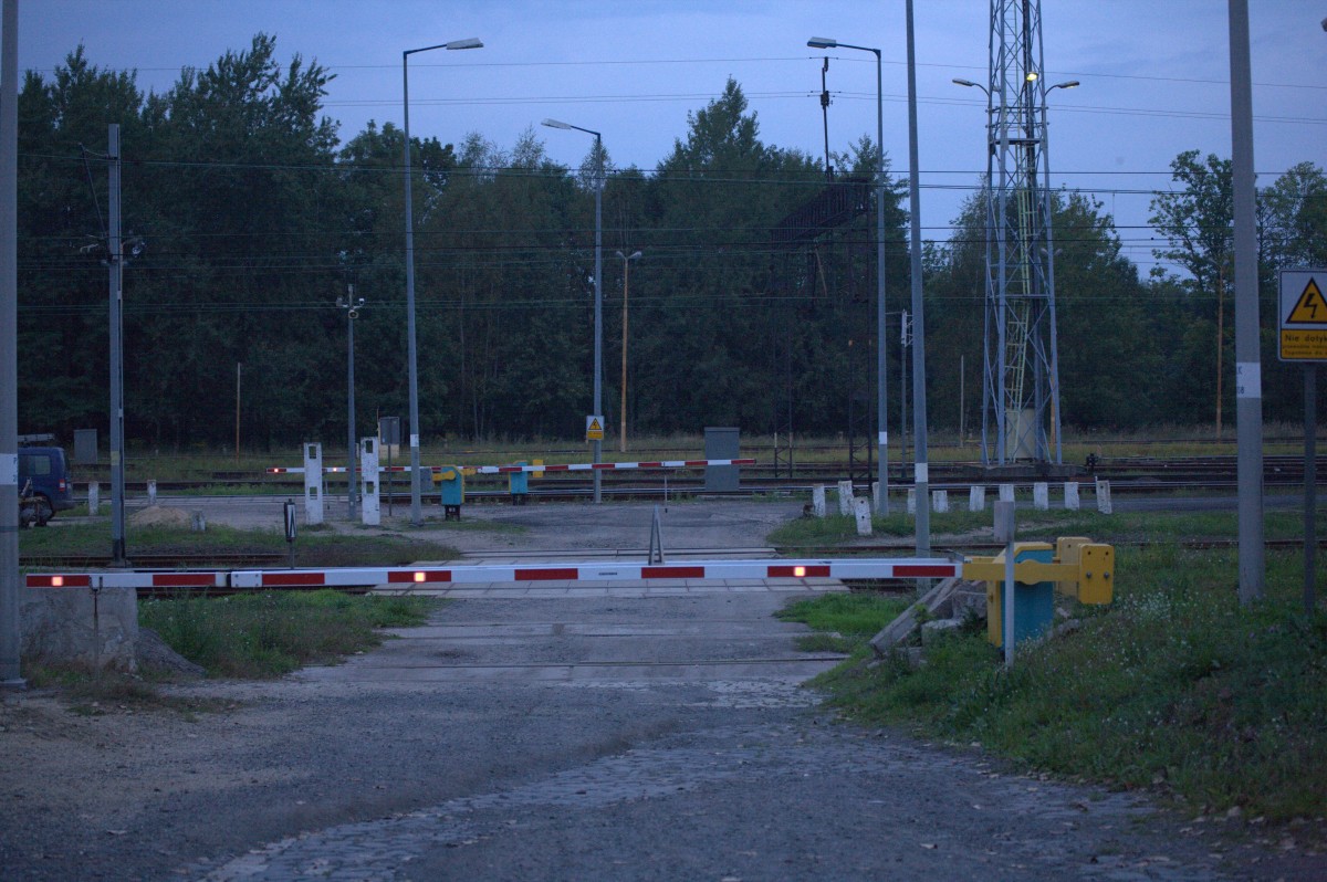 Auch nach mehmaligem Drücken der Anruftaste wurde die Schranke nicht geöffnet, so tat es der Fotograf der einheimischen Bevölkerung nach und überquerte die Gleisde bei
geschlossener Schranke um in die  Stadt Wegliniec  zu gelangen.20.09.2014  19:00 Uhr.