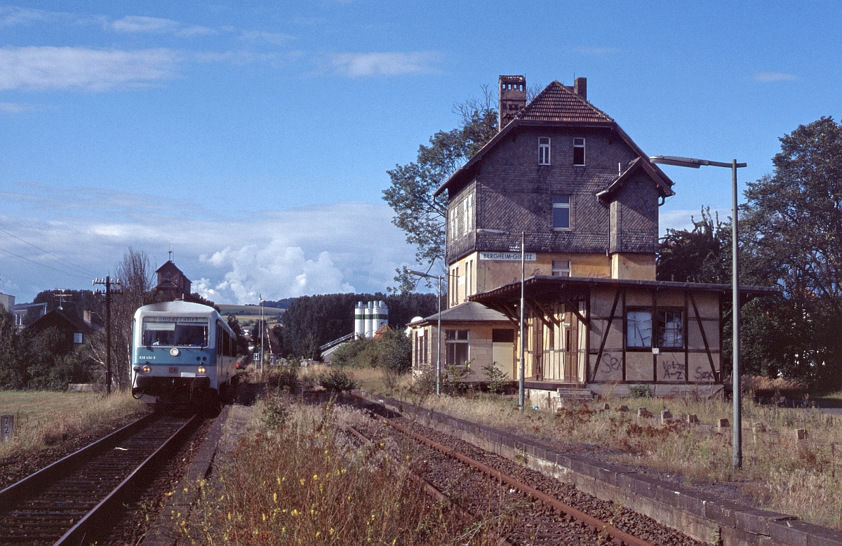 Auch nach Stillegung der Strecke Korbach - Bad Wildungen konnte man in Bergheim - Giflitz an einigen Wochenenden noch Personenverkehr beobachten und zwar im Ausflugverkehr zum Edersee auf der in Bergheim - Giflitz abzweigenden Anschlußbahn zum Kraftwerk Hemfurth (hier 628 434 im August 1996).
