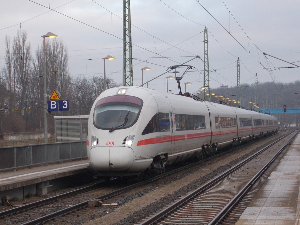 Auch im neuen Fahrplan bleiben die ICE-Züge auf Rügen im Einsatz.So werde ich auch weiterhin die 411 Züge fotografieren können,wie am 04.Dezember 2016 den 411 065 in Bergen/Rügen.