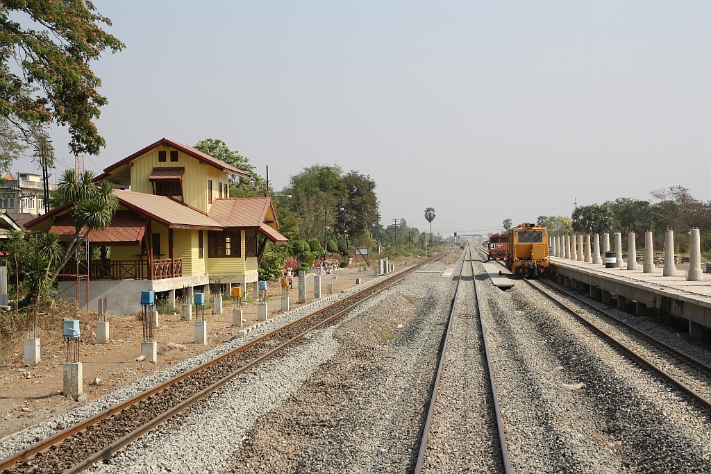 Auch die Noen Makok Station ist vom derzeitigem Modernisierungs-, Umbau- und Neubauprogramm der SRT betroffen. Im Bild vom 30.März 2023 erkennt man den schon weit fortgeschrittenen Bauzustand. Das neue Aufnahmegebäude wirkt trotz verbautem Stahl und Beton wie das Original. - Vielleicht ist dieses Bild eine Anregung an unsere Pseudodesigner, Betonpantscher und sonstige Architekturverschandler, dass man mit Stahl und Beton auch optisch ansprechende Gebäude errichten kann.