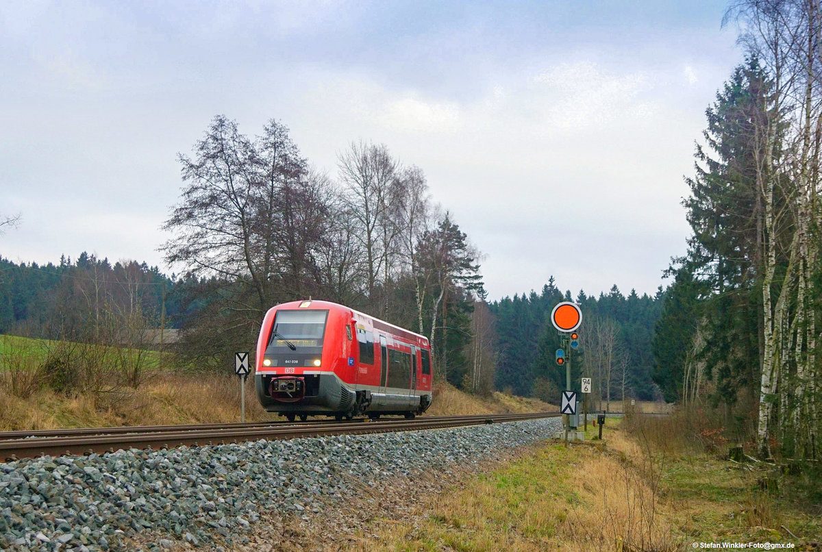 Auch nördlich des Bahnhofs Stammbach gibt es noch ein Form-Vorsignal. Hier passiert ein 641 als RE aus Lichtenfels das Spiegelei in Richtung Hof. Foto vom 14.01.2018.