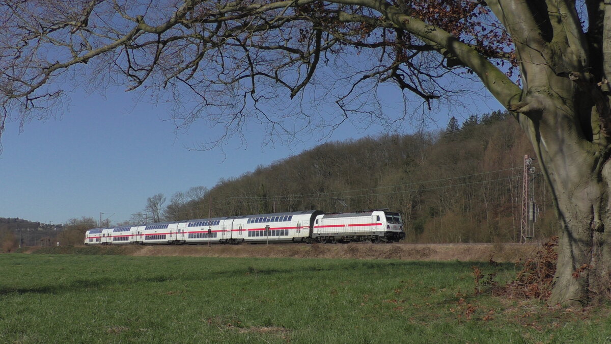 Auch in NRW sind die Loks der Baureihe 147 mittlerweile vor den IC2 anzutreffen. Hier zieht eine TRAXX der neusten Generation gerade ihren Intercity 2 zwischen Witten und Wetter(Ruhr) in Richtung Hagen. (27.02.2022)