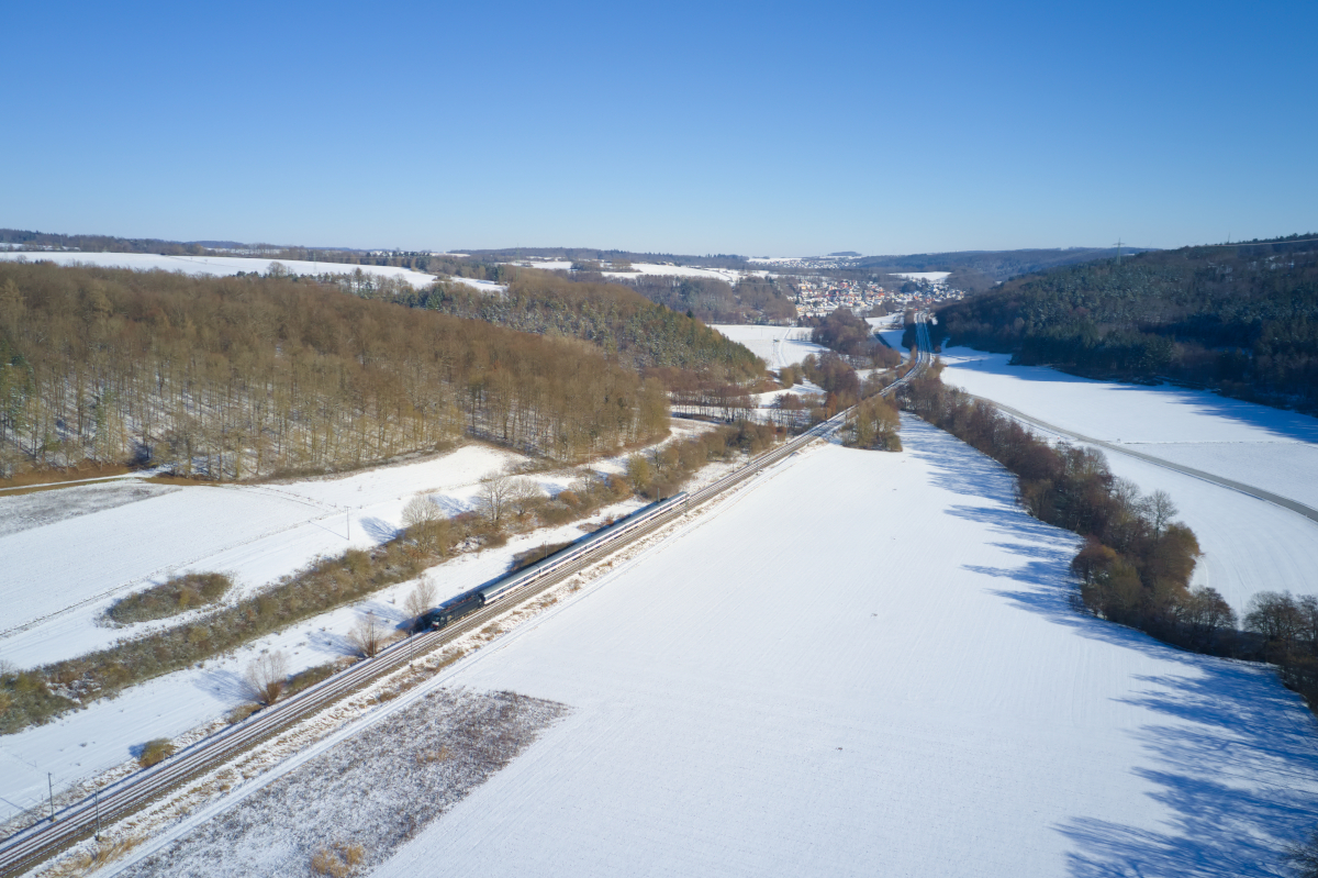 Auch von Oben macht der TRI Ersatzzug in der winterlichen Landschaft eine gute Figur. Gesehen am 13.02.2021 bei Roigheim.