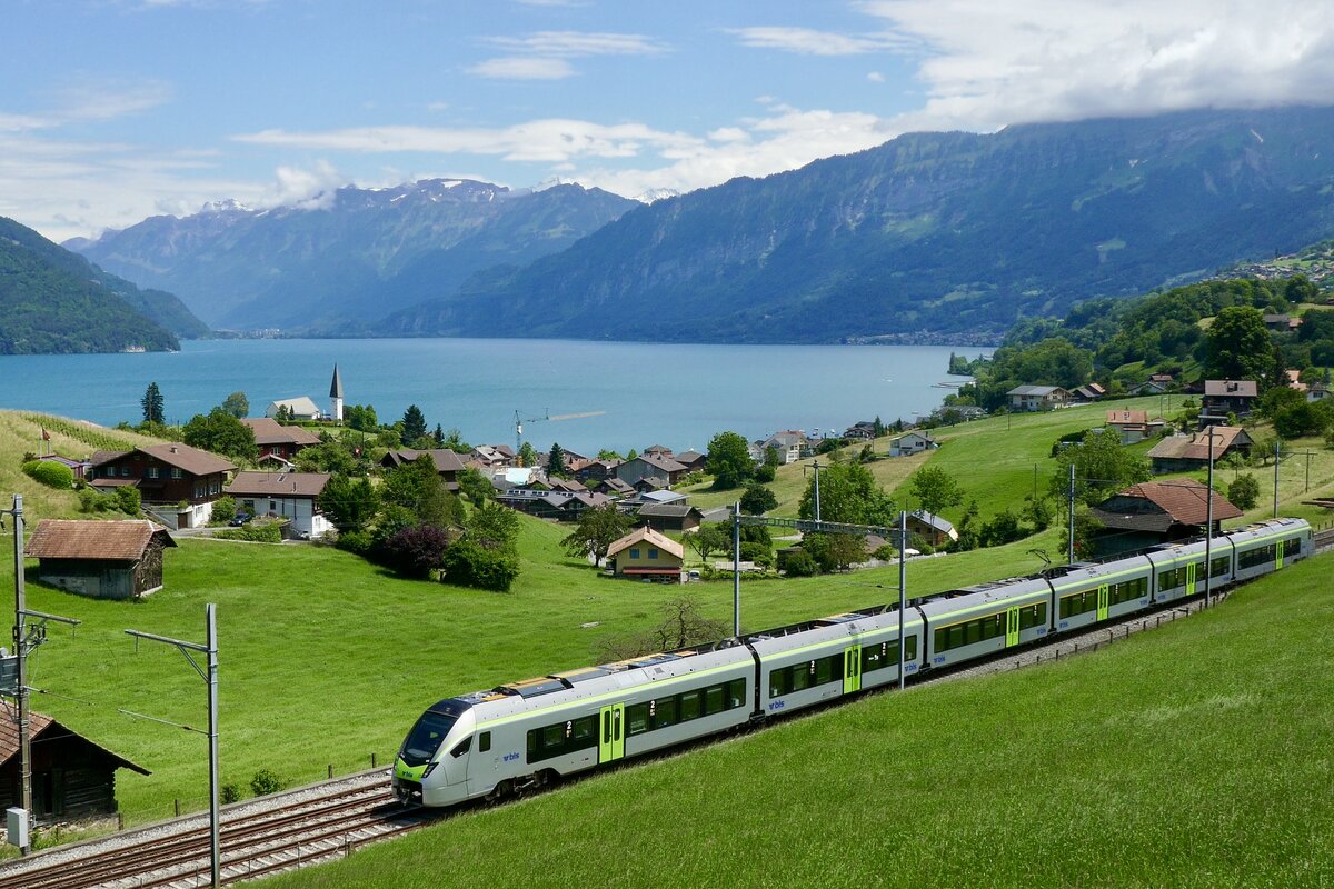 Auch im Oberland auf den Linien ab Spiez (RE8 Zweisimmen, RE9 Interlaen Ost und R12 Frutigen) wurde die Zu(g)kunft eingeläutet und auf MIKA umgestellt. Hier mit dem AKIM RABe 528 113 der als RE9 nach Spiez fährt am 17.6.24 bei Faulensee.