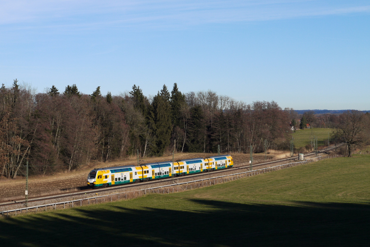 Auch ODEG 445 102 wird von der Bayerischen Oberlandbahn im Meridian-Ersatzverkehr eingesetzt. Planmäßig wird er unter anderem für den Schülerzug DPN 79028 (Traunstein - München Hbf) hergenommen. Das Foto enstand am 16.12.13 bei Übersee.
